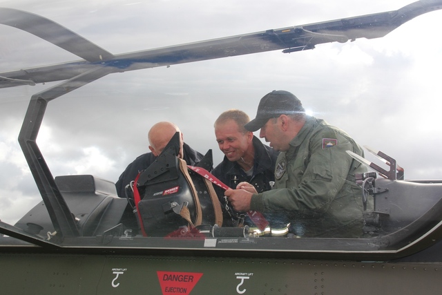  Školení hasičů vedl a do českého jazyka tlumočil major Petr Slíva, inspektor bezpečnosti letů 