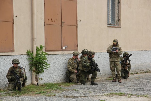  Instruktor FAC radí jednotce