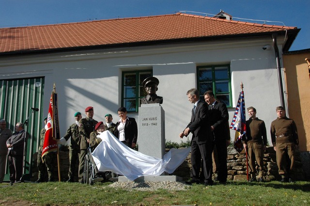 Bustu před rodným domem Jana Kubiše společně odhalili generál Jaroslav Klemeš, starostka obce Dolní Vilémovice Jitka Boučková, senátor Miloš Vystrčil a státní tajemník Ministerstva obrany Petr Vančura.
