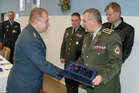  Velitel základny věnoval u příležitosti návštěvy 22.zVrL generálu Milanovi Maximovi čestnou plaketu