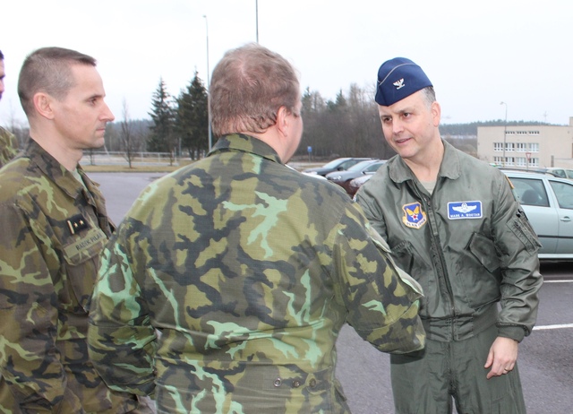  Velitel základny plukovník Miroslav Svoboda a náčelník štábu křídla podplukovník Radek Pilař se loučí s plukovníkem Markem Wootanem