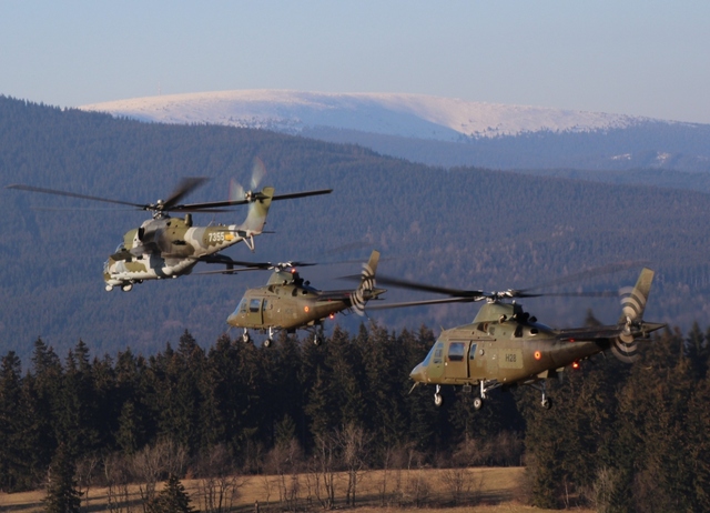 Formace vrtulníků krátce před příletem do Jeseníků