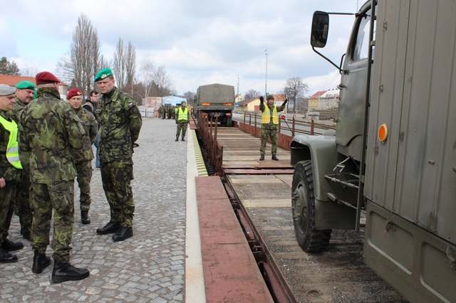 Při nakládce vojenské techniky na železniční vagony spolupracují vojáci 43. výsadkového praporu s příslušníky 14. pluku logistické podpory