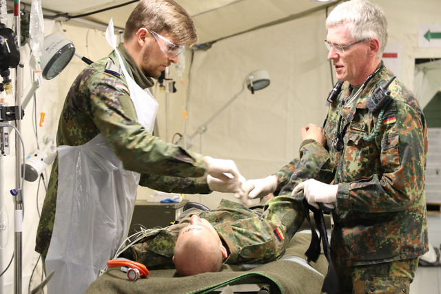  Němečtí vojenští lékaři okamžitě zasahují