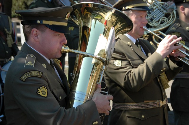 U památníků zahraničních armád zazněly jejich hymny v podání armádních hudebníků