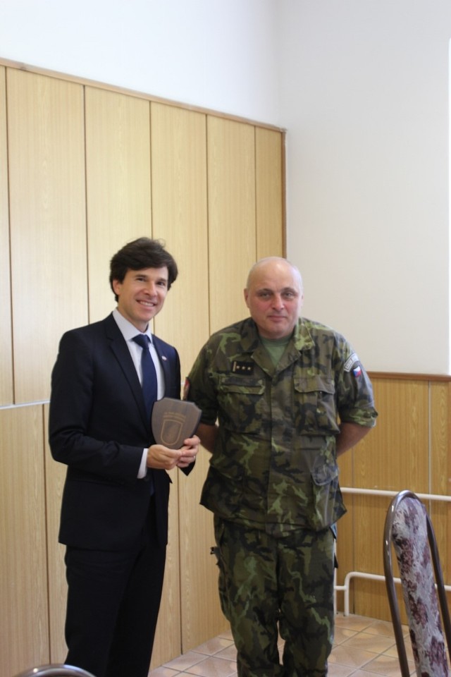 Velvyslanec Andrew Schapiro obdržel od velitele 14. pluku logistické podpory plk. Stanislava Hudečka  plaketu se znakem útvaru
