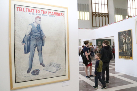  Nejvýrazněji byla na výstavě zastoupena americká produkce válečných plakátů