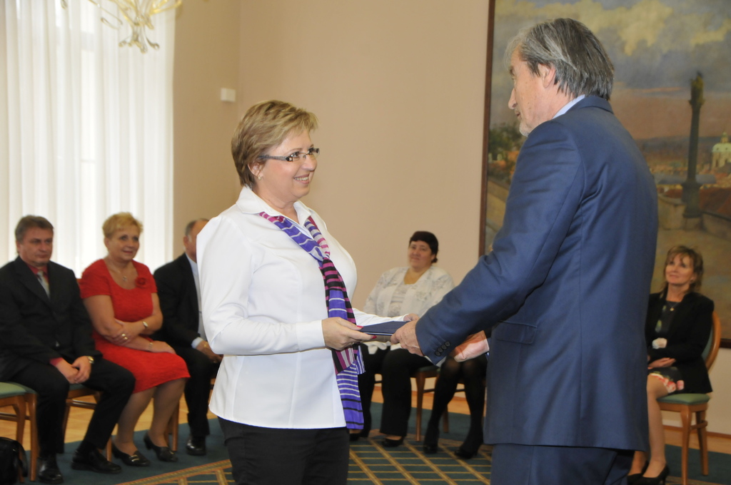 Ministr obrany Martin Stropnický při předání Děkovného listu