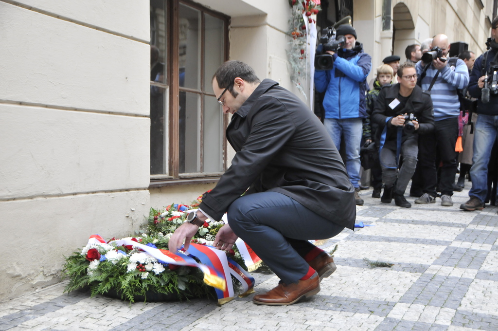 Náměstek ministra obrany Pavel Beran upravoval stuhu na věnci a poté se společně s brigádní generálkou Lenkou Šmerdovou poklonil památce hrdinů