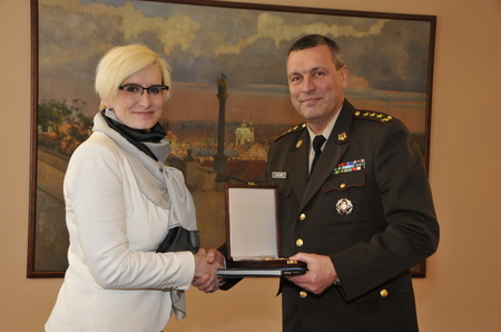 Ministryně obrany Karla Šlechtová předává dárek lotyšskému generálporučíkovi 