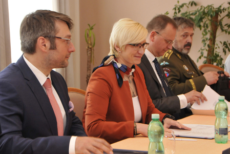 Jednání s iráckým ministrem obrany se účastnil náměstek ministryně obrany Jakub Landovský, ministryně obrany Karla Šlechtová, náměstek ministryně obrany Daniel Koštoval a zástupce náčelníka Generálního štábu - náčelník štábu generálporučík Aleš Opata
