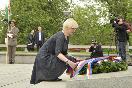 Ministryně obrany Karla Šlechtová uctila památku padlých vojáků 