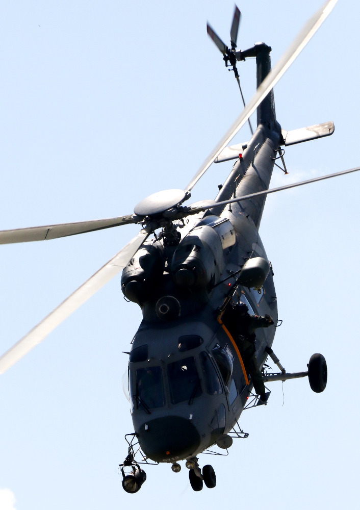 Osádka vrtulníku W3A Sokol se loučí na konci display ukázky s diváky