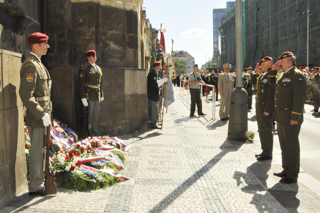 Po položení věnce salutuje