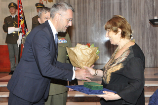 Olga Bezděková přebírá Kříž obrany státu ministra obrany ČR in memoriam za svého otce, plukovníka Stanislava Rejthara, který na začátku okupace odešel do Velké Británie, kde vstoupil do RAF a byl zařazen ke 313. československé stíhací peruti.