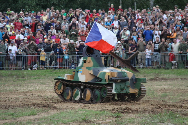 Do Arény vjíždí český předválečný tank Strv m/37 určený pro Švédsko