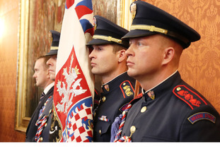 Jmenování byla přítomná i Hradní stráž 
