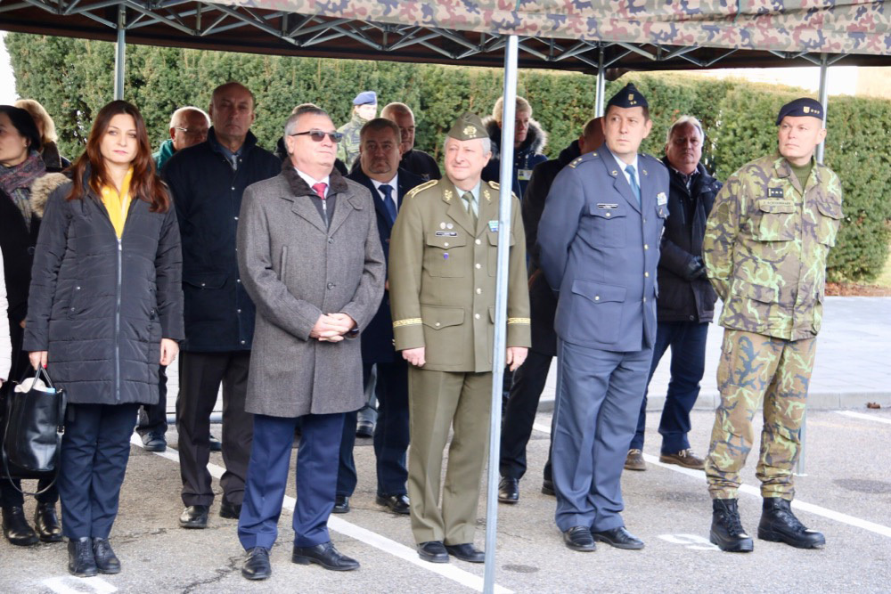 Zástupci Armády ČR, uprostřed ředitel Sekce podpory Ministerstva obrany generálmajor Jaromír Zůna