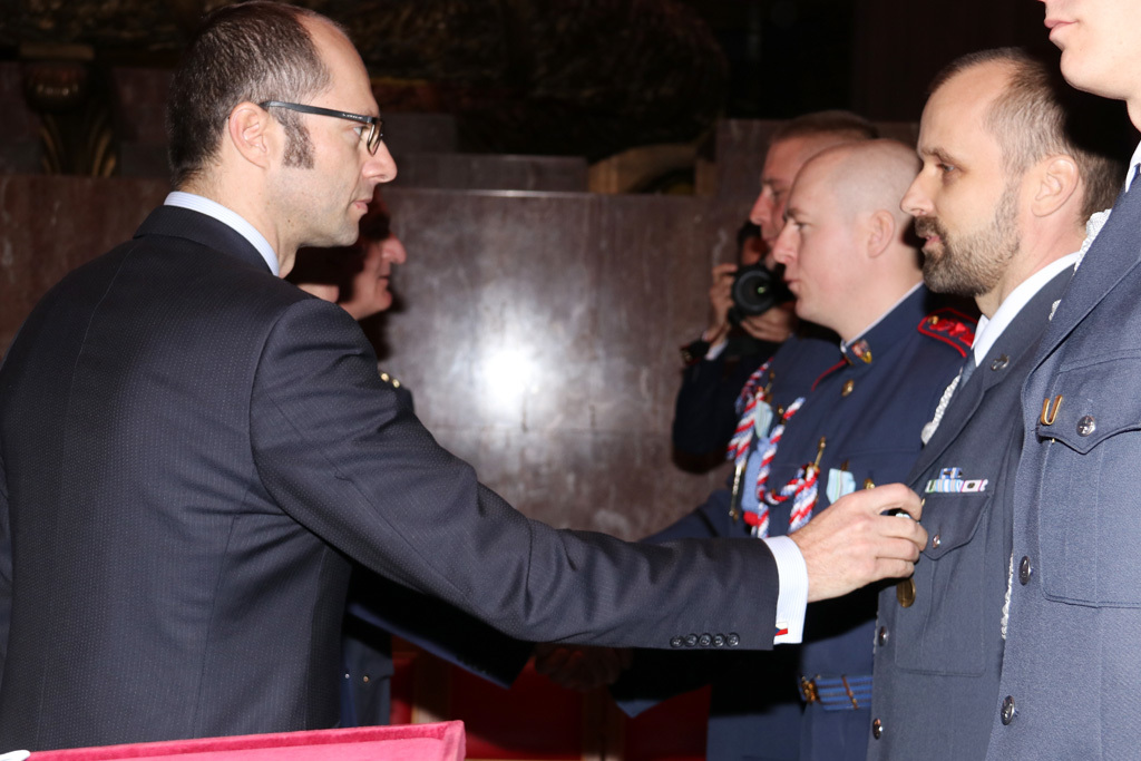 Náměstek ministra obrany Pavel Beran předává medaili MO Za službu v zahraničí