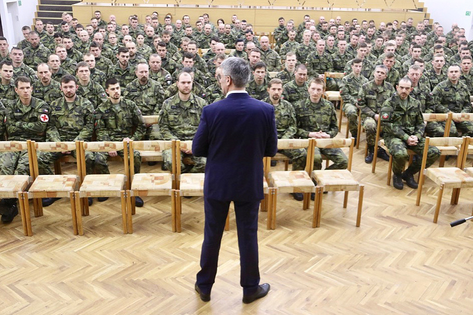 Ministr obrany Lubomír Metnar diskutoval s vojáky z Přáslavic