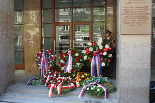 Věnce byly položeny u vchodu do budovy Českého rozhlasu