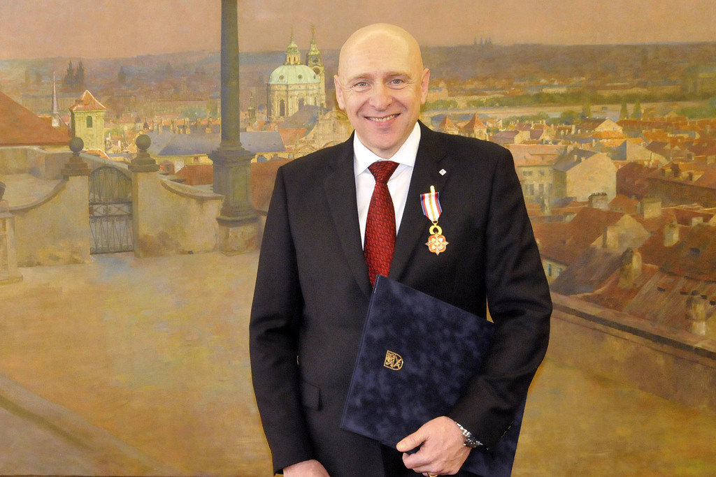 Vladimír Dzuro, který obdržel nejvyšší resortní vyznamenání - Zlatou lípu ministra obrany ČR. V současnosti pracuje v kanceláři OSN v New Yorku.