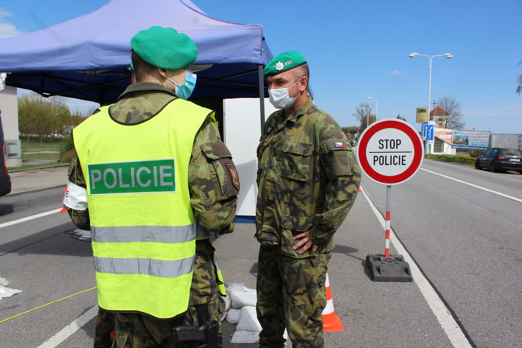 První zprava vrchní praporčík 15. ženijního pluku nadpraporčík Robert Sochor, návštěva vojáků na hraničním přechodu Dolní Dvořiště