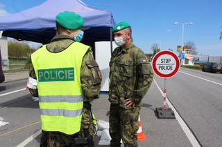 První zprava vrchní praporčík 15. ženijního pluku nadpraporčík Robert Sochor, návštěva vojáků na hraničním přechodu Dolní Dvořiště