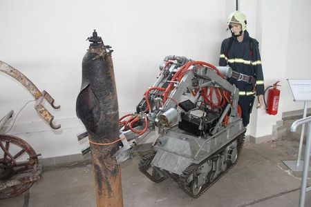 Požární robot určený k manipulaci s tlakovými lahvemi