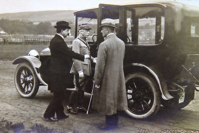 Generál Pellé (uprostřed) s ministrem národní obrany V. Klofáčem (vlevo), 1920
