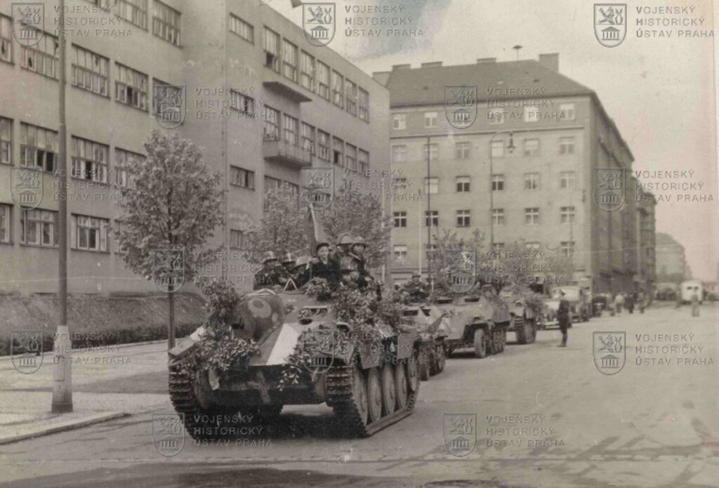 Fotografie - útočné vozy pražských povstalců
