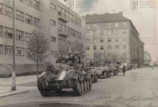 Fotografie - útočné vozy pražských povstalců