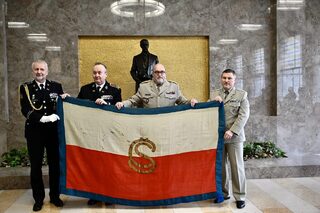 Vojenský historický ústav Praha získal unikátní vlajku z roku 1918