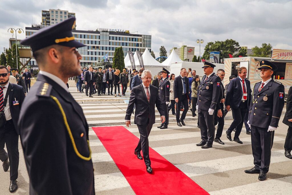 Ministr obrany dnes navštívil mezinárodní veletrh IDEB v Bratislavě