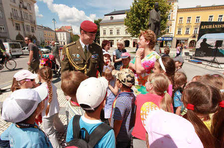 Velitel posádky a 601. skupiny speciálních sil pplk. Ing. Karel Řehka s dětmi