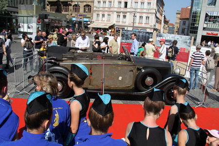 Automobil vyvolával zájem veřejnosti