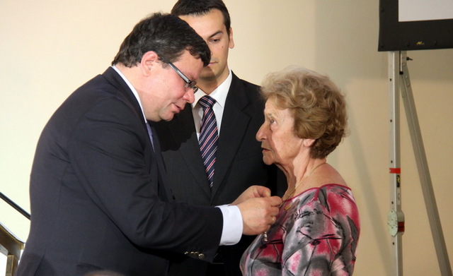 Ministr obrany předává vyznamenání Ireně Hešové