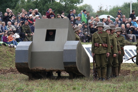 Plátěný tank útočí