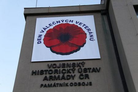 Instalace vlčího máku na budovu Armádního muzea Žižkov 7