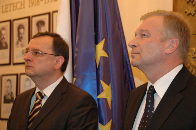 Premiér Petr Nečas a ministr obrany Vlastimil Picek