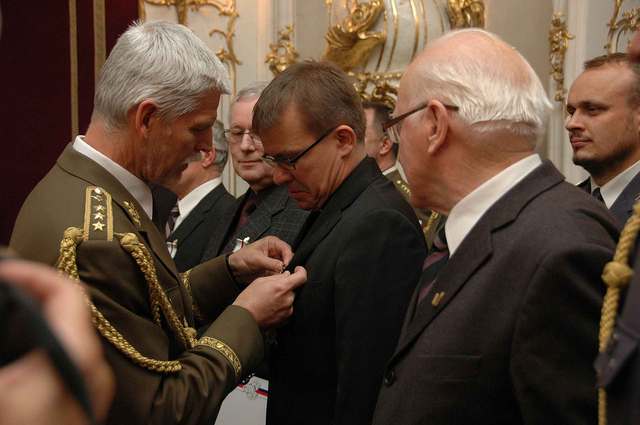 Generál Petr Pavel vyznamenává Tomáše Holuba