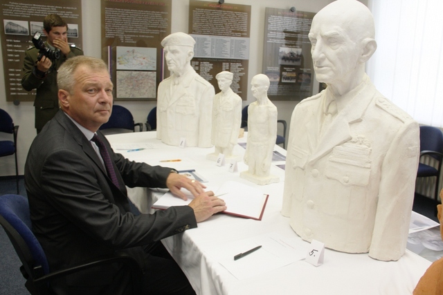  Ministr obrany se zapisuje do návštěvnické knihy   