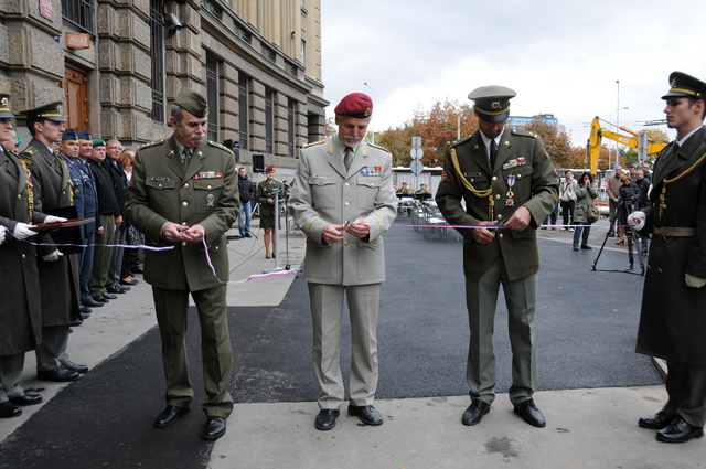 Pásku přestřili plk. Priščák, gen. Pavel a mjr. Šebrle