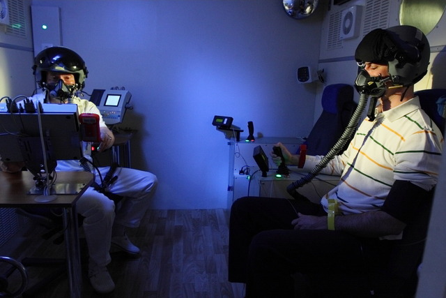 Příslušníci létajícího personálu absolvují řadu náročných vyšetření