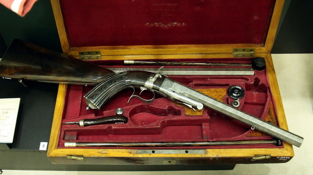 Pistole s perkusním zámkem v původní kazetě s příslušenstvím od firmy A. V. Lebeda (Praha, kolem 1840)