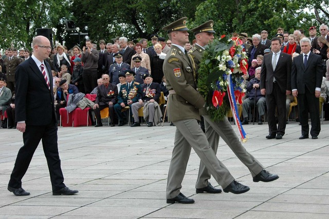 K památníku položil věnec také předseda vlády Bohuslav Sobotka