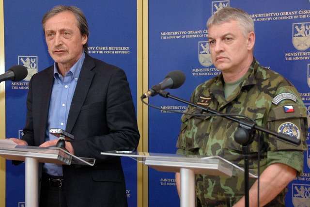 Z tiskové konference (ministr obrany Martin Stropnický a generál František Malenínský)