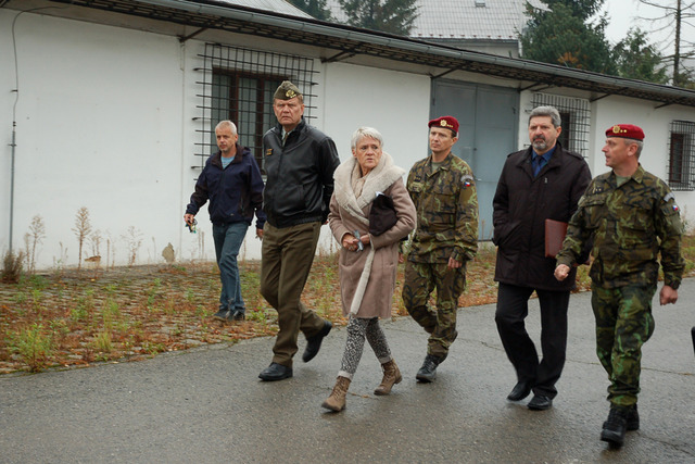 Součástí pracovního pobytu genpor. Josefa Bečváře v Olomouci byla mimo jiné prohlídka objektů Hejčínských kasáren.