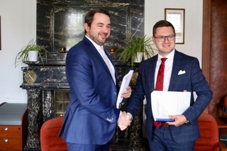 Smlouvu podepsali náměstek pro řízení sekce vyzbrojování a akvizic Filip Říha a ředitel VTÚ Jiří Protiva
