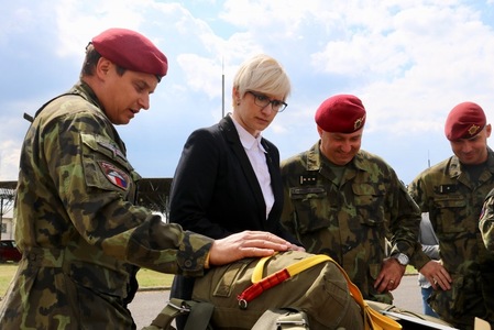 Součástí dynamických ukázek byla také prezentace padáků